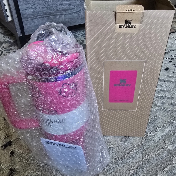 EXCLUSIVE MUST-HAVE Stanley x Hello Kitty 40 oz Quencher H2.0 Tumbler - Picture 3 of 12